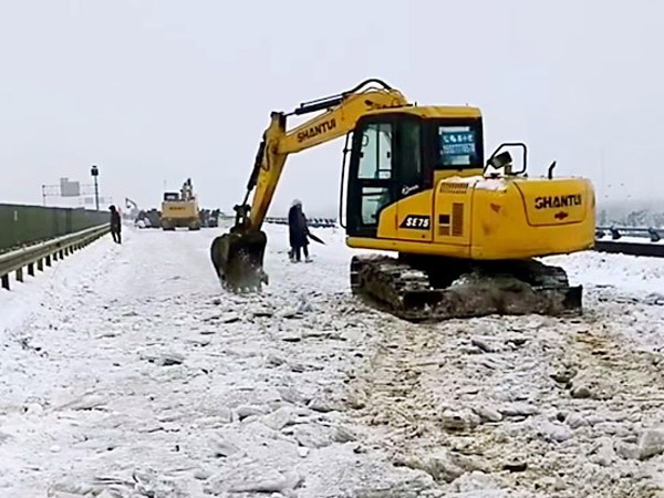 除雪保暢，山推鐵肩道義勇?lián)厝危? /> 
            <div   id=